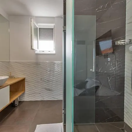 Aurus - Luxury 5 Bedroom Villa *