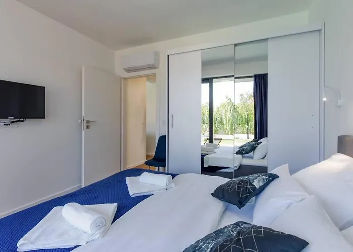 Aurus - Luxury 5 Bedroom Willa Vir