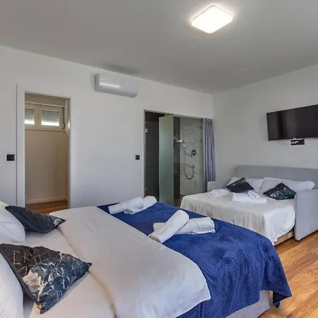 Aurus - Luxury 5 Bedroom Villa