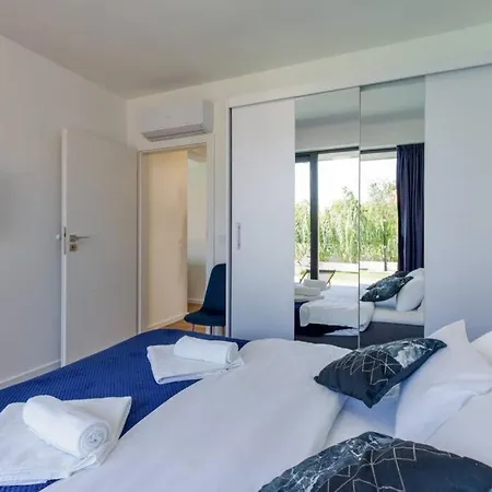 Aurus - Luxury 5 Bedroom Villa Vir