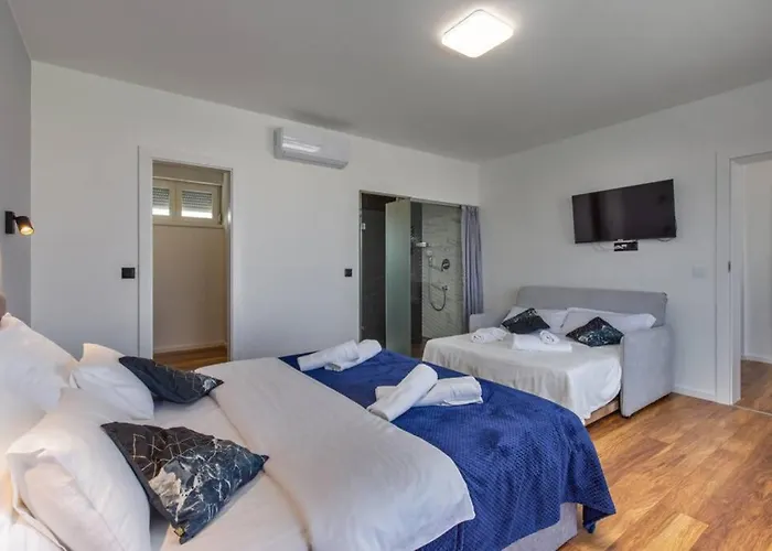 Aurus - Luxury 5 Bedroom Villa