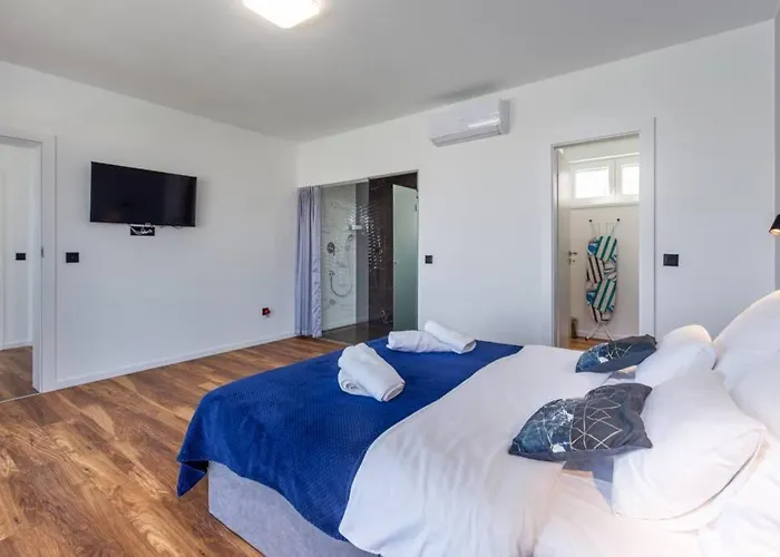 Aurus - Luxury 5 Bedroom Villa *