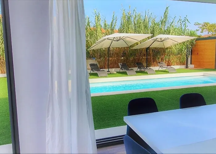 Aurus - Luxury 5 Bedroom Villa Vir